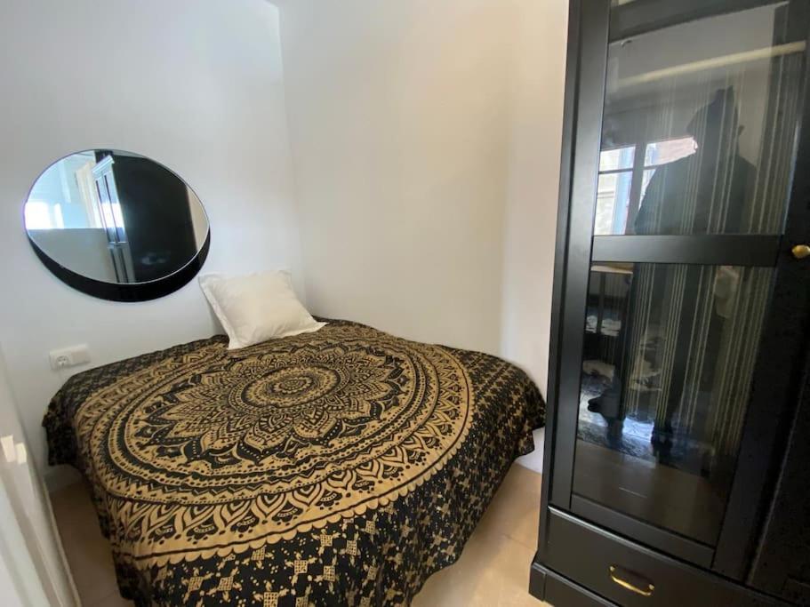 Appartement Double With Inside Window In Shared *