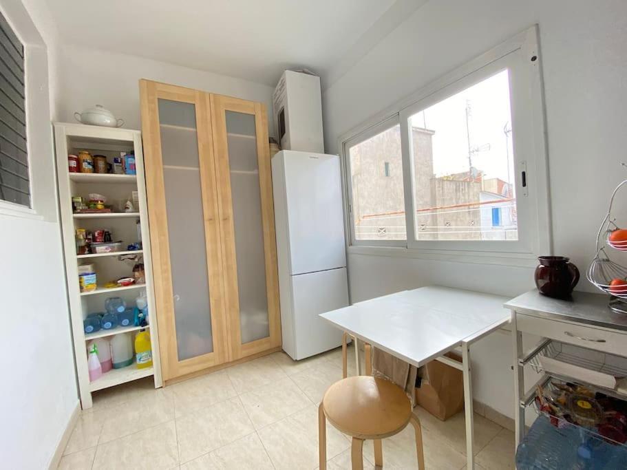 Appartement Double With Inside Window In Shared Barcelona